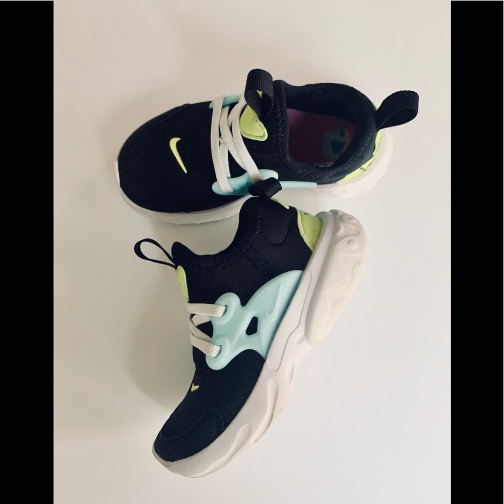 Boys NIKE black slip on sneakers 9c tennis shoes
